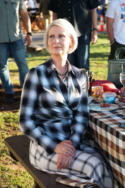 Miranda Hobbes en chemise cintr&eacute;e Altuzarra et une jupe midi &agrave; carreaux Akris