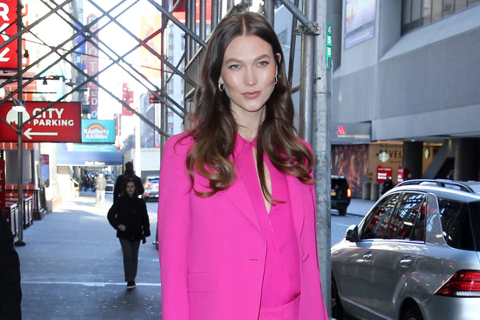 Les cheveux boucl&eacute;s bruns de Karlie Kloss