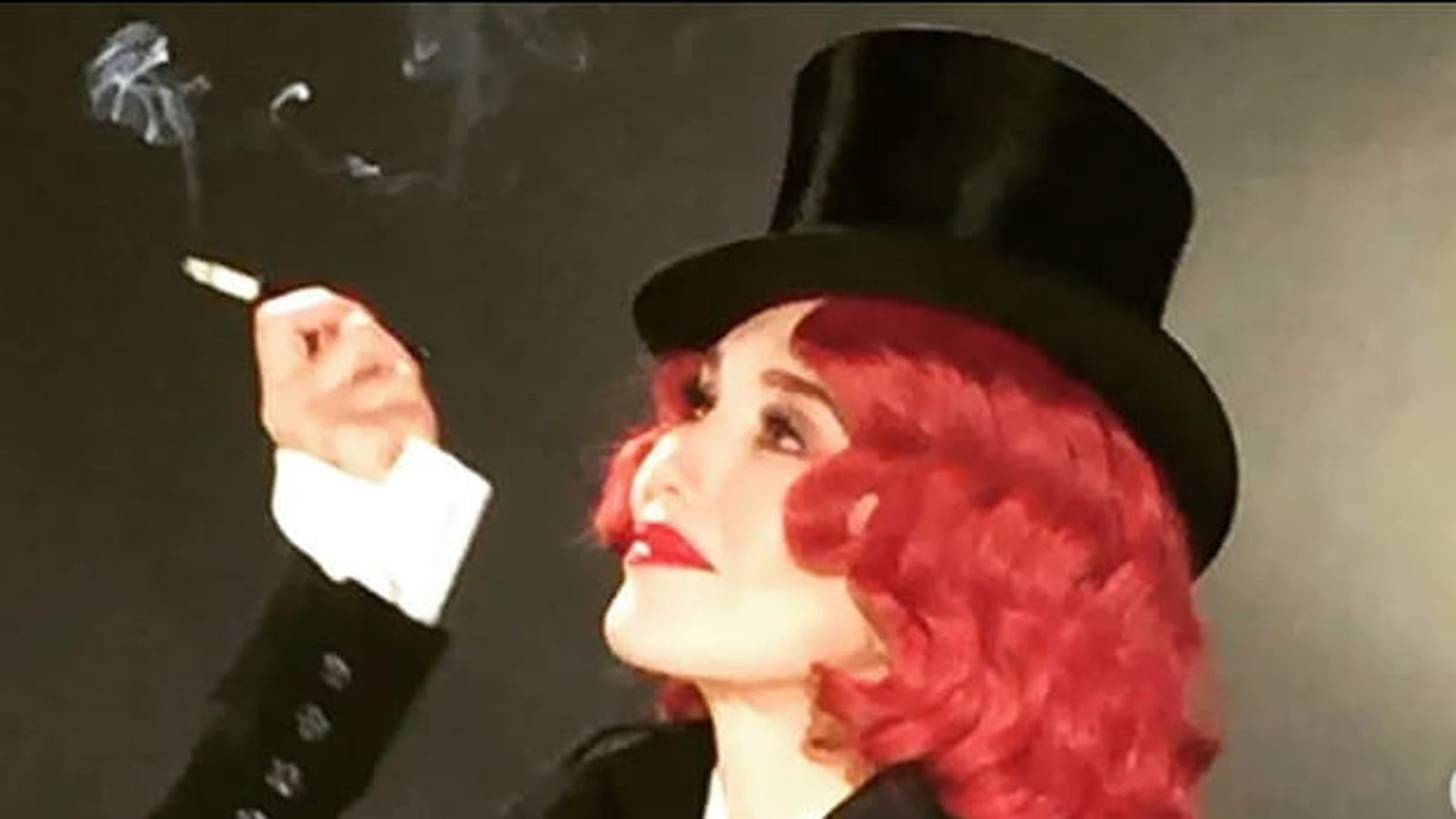 Perruque burlesque rouge 