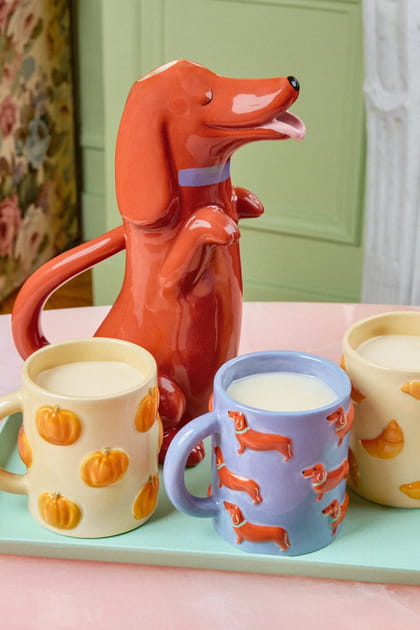 Carafe et mug teckels passent &agrave; table