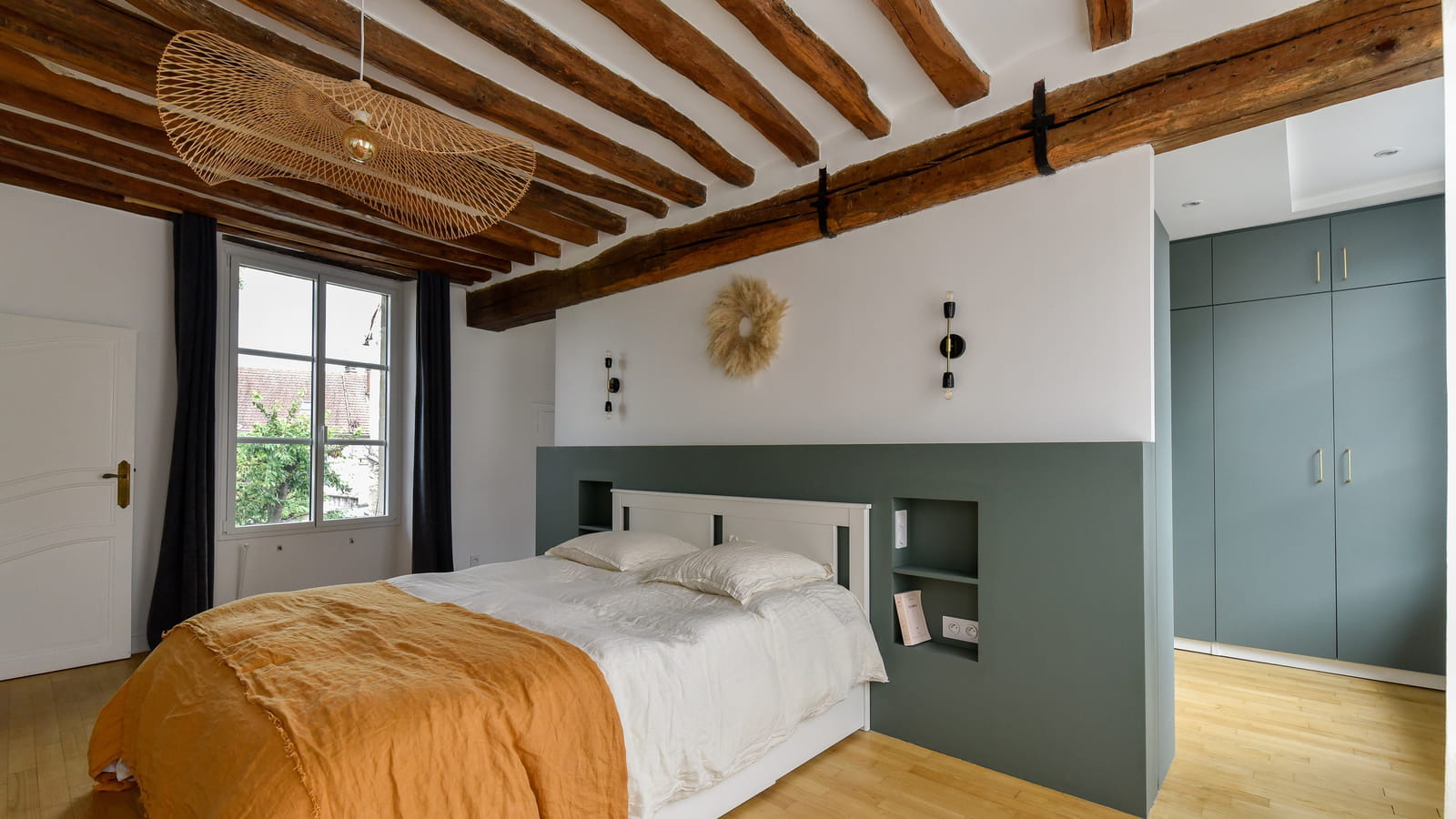 Chambre sous les poutres