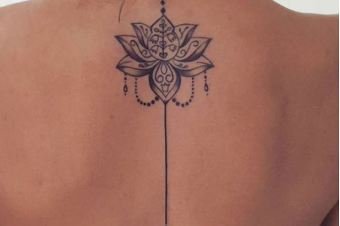Tatouage mandala le long de la colonne vertébrale