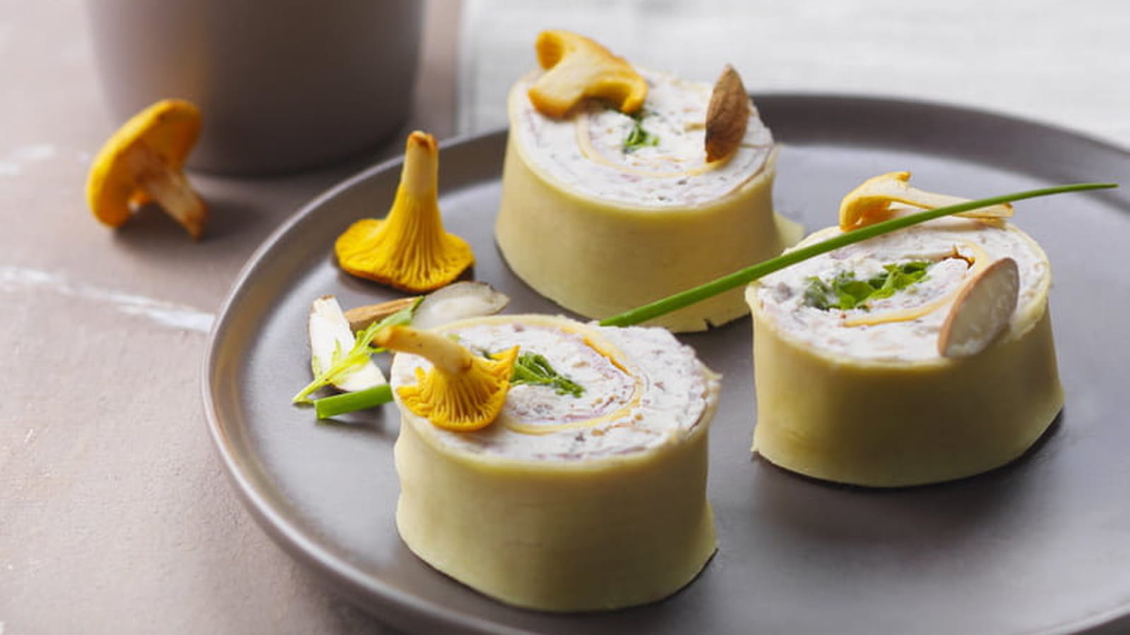 Cannelloni au jambon, Tartare Noix et Éclats d’Amandes, girolles