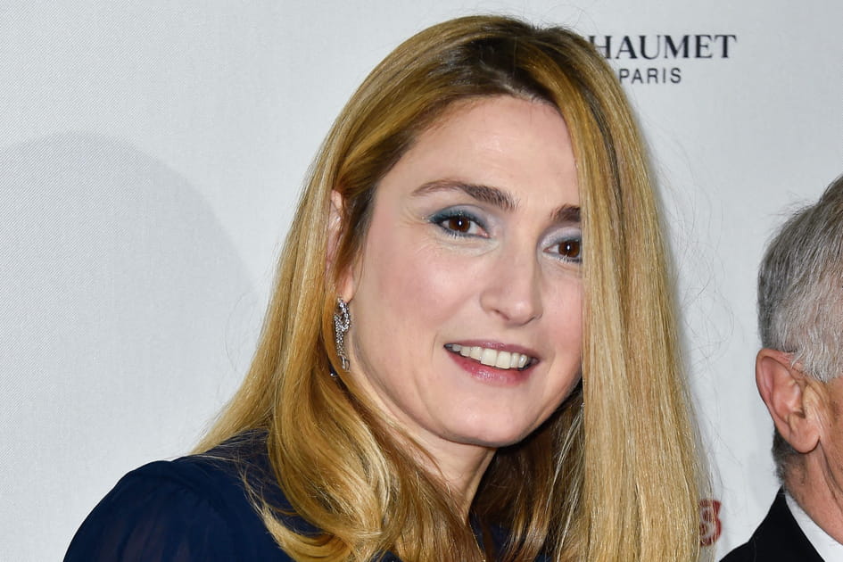 Julie Gayet, myst&eacute;rieuse avec son regard bleut&eacute;