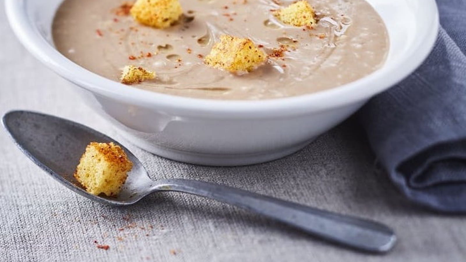 Velouté de châtaignes et dès de quatre-quarts grillés