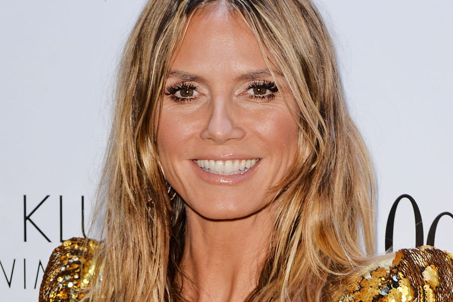 Le beauty look solaire d'Heidi Klum