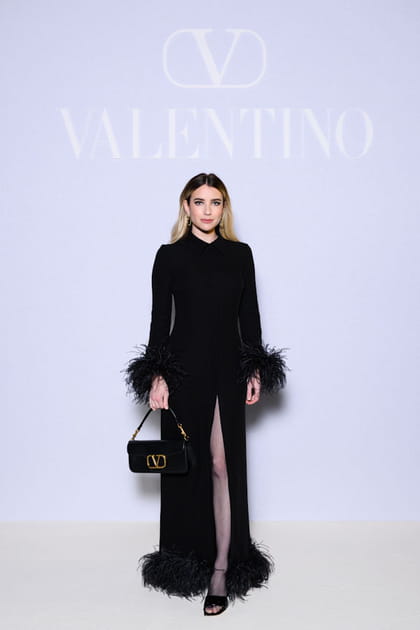 Emma Roberts en robe longue noire fendue et manches &agrave; plumes au d&eacute;fil&eacute; Valentino