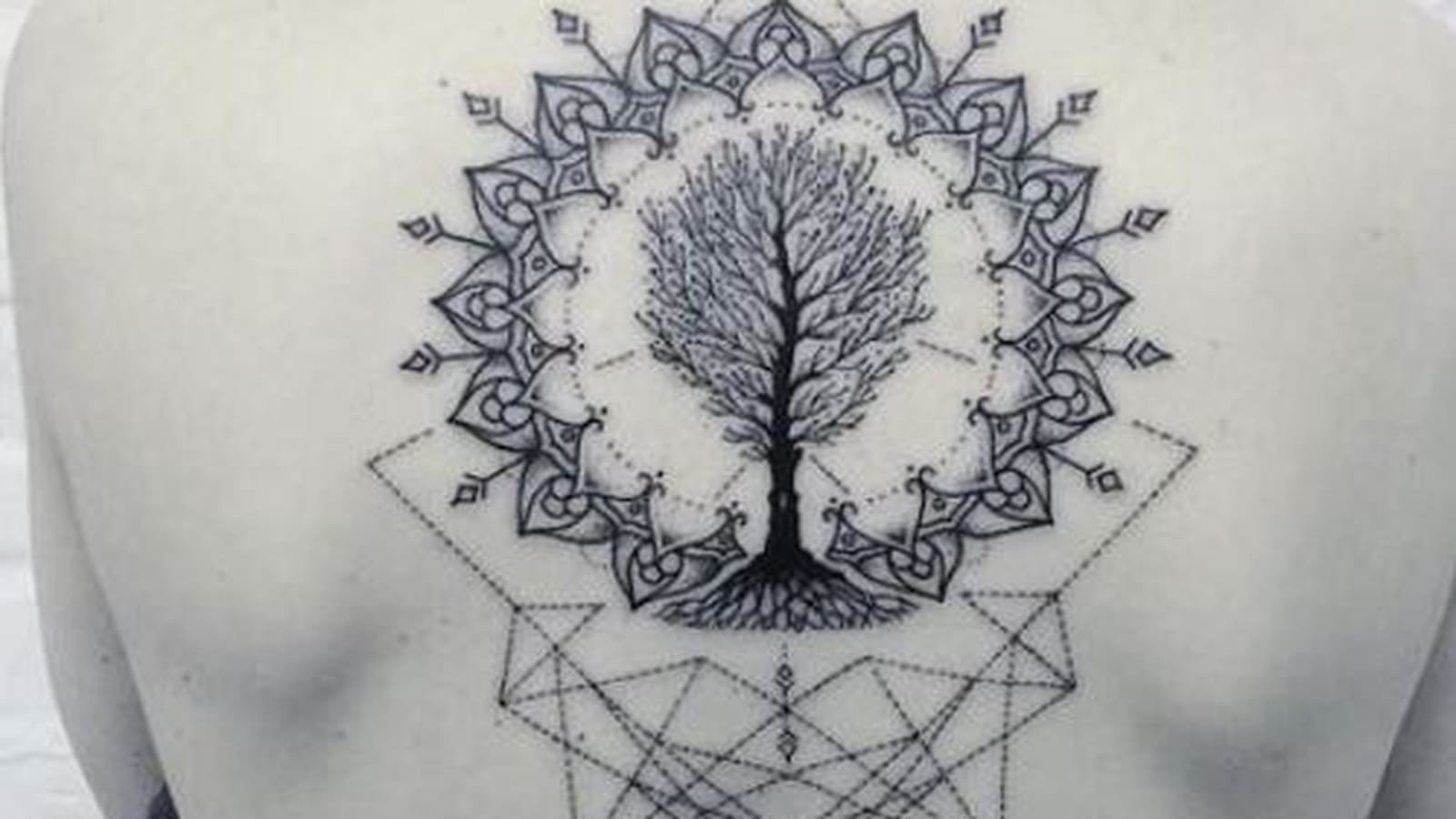 Arbre de vie mandala dans le dos