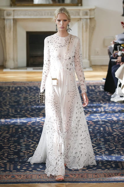 Silhouette Valentino en robe blanche à manches longues à motifs