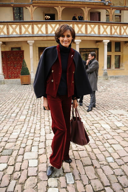 Inès de la Fressange en costume de velours rouge et cape noire
