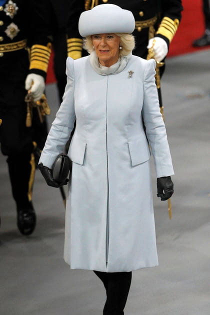 Camilla Parker-Bowles en manteau bleu pastel et gants noirs en cuir