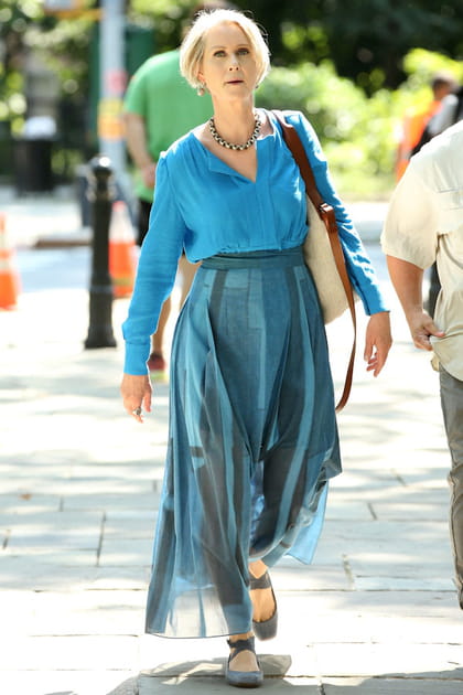 Miranda Hobbes en chemise bleue et jupe en voile pliss&eacute;e Akris