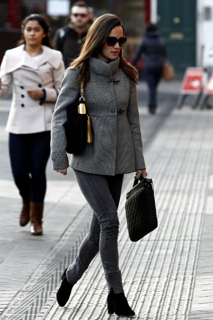 Pippa Middleton en jean French Connection et manteau gris chiné FAY