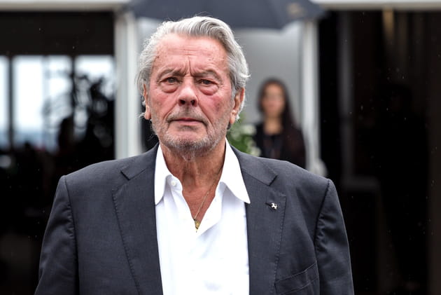 Alain Delon vit en Suisse : "il réside depuis 1984"