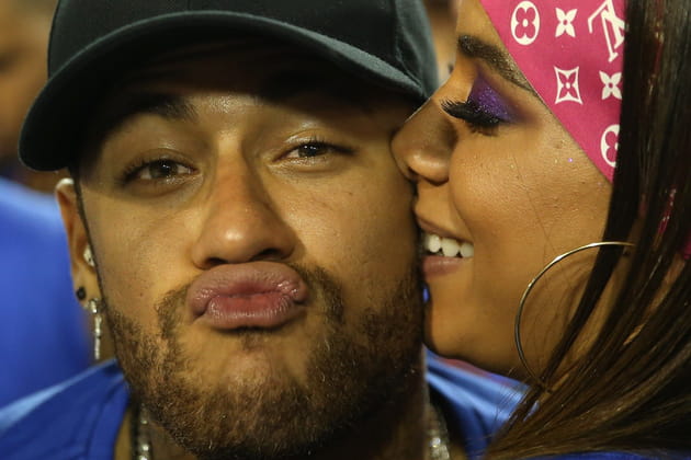 Neymar dans les tribunes du carnaval de Rio avec la chanteuse Anitta
