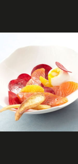 C&oelig;ur de saumon de Norv&egrave;ge fum&eacute;, &oelig;uf mollet et betteraves &agrave; l'orange