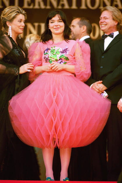 Bj&ouml;rk en robe ballon rose
