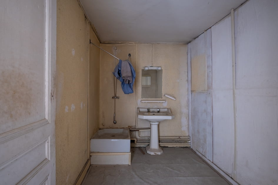 Avant&nbsp;: une salle d'eau v&eacute;tuste et sombre