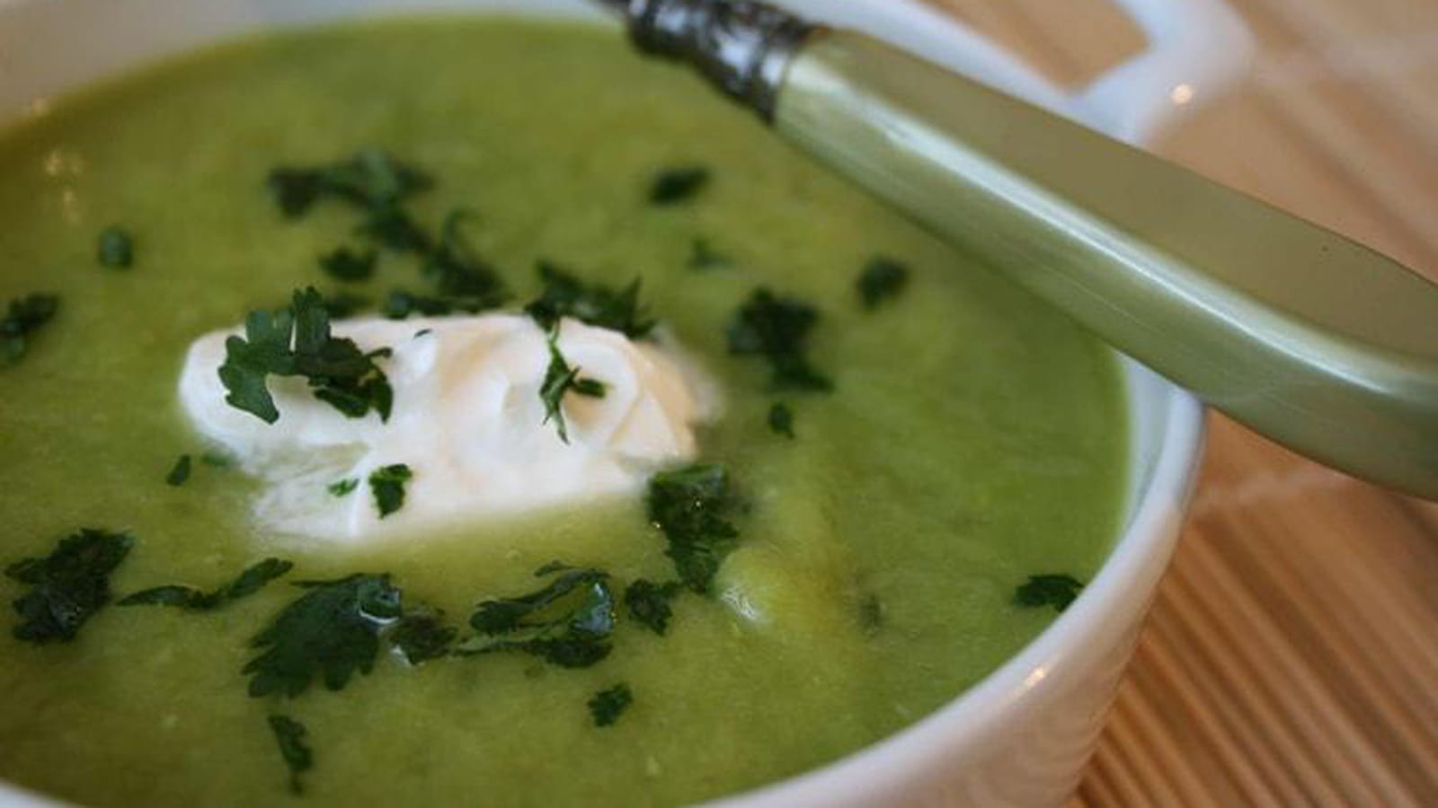 Velouté de petits pois et de poireaux à la menthe
