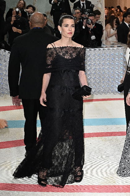Charlotte Casiraghi en robe en dentelle noire à nœuds satinés Chanel