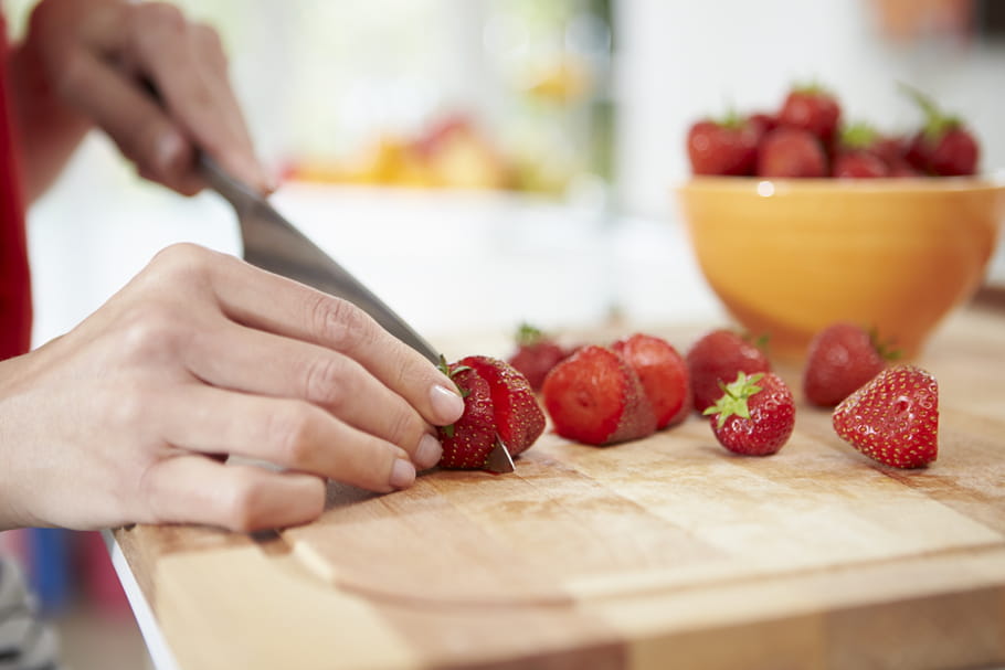 Comment équeuter facilement les fraises ?