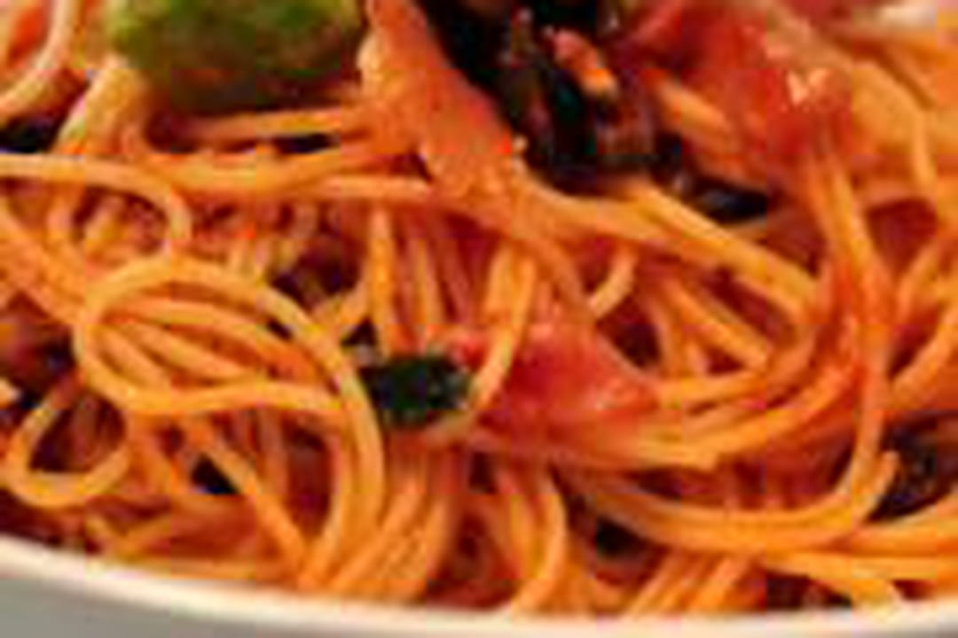 Capellini à la sauce tomate, avocat et jambon cru