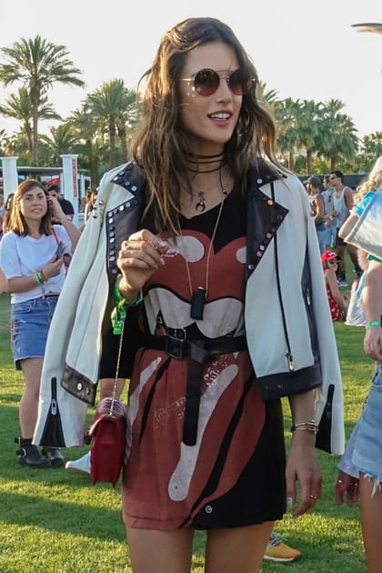 Alessandra Ambrosio en lunettes de soleil rondes