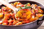 Moins d'eau et plus de goût : ce geste en début de cuisson donne une ratatouille vraiment réussie