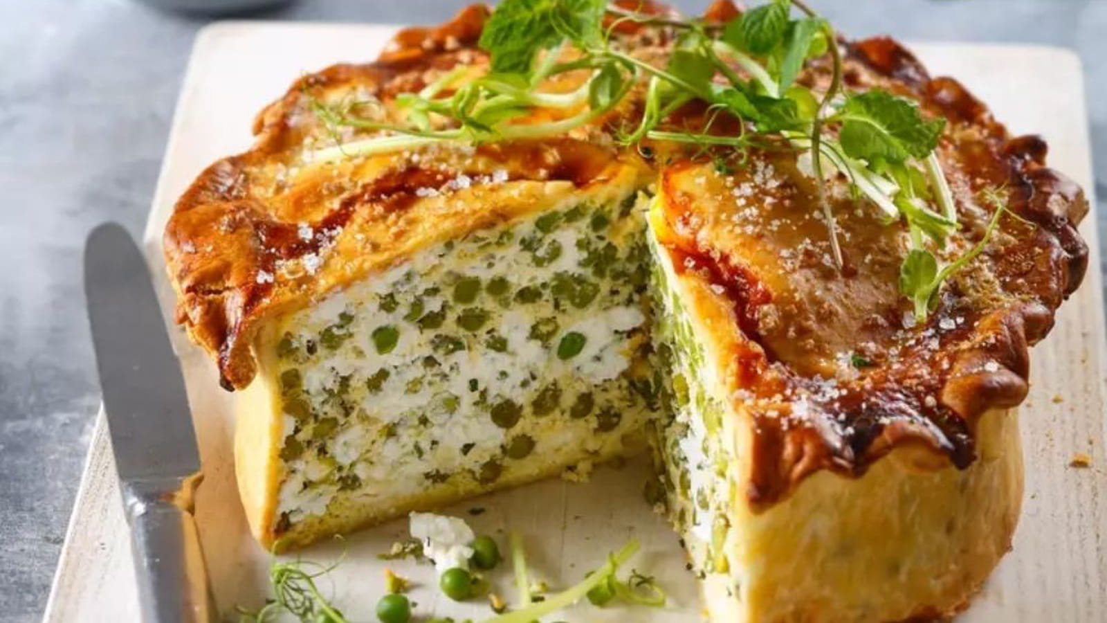 Tourte de Pâques aux petits pois, ricotta et fleur de sel
