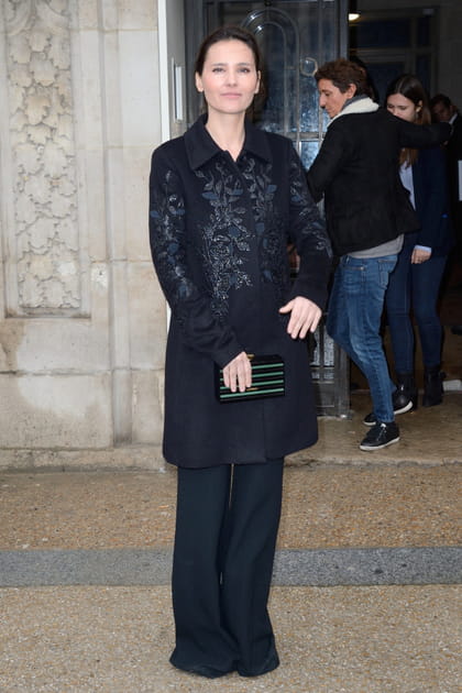 Virginie Ledoyen en manteau noir fantaisie