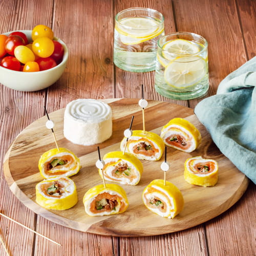 Mini wraps d'omelette au chèvre frais et au saumon fumé