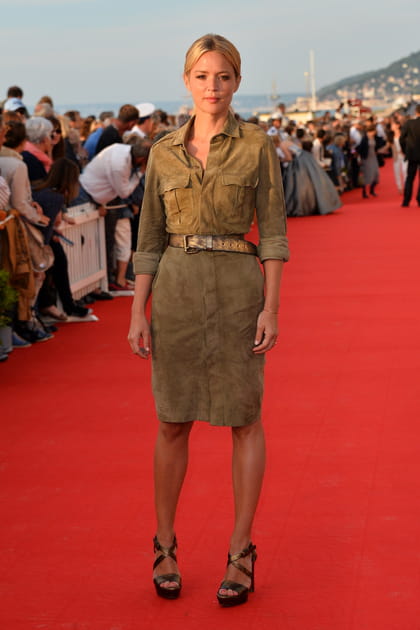 Virginie Efira en robe en daim camel et ceinture dor&eacute;e