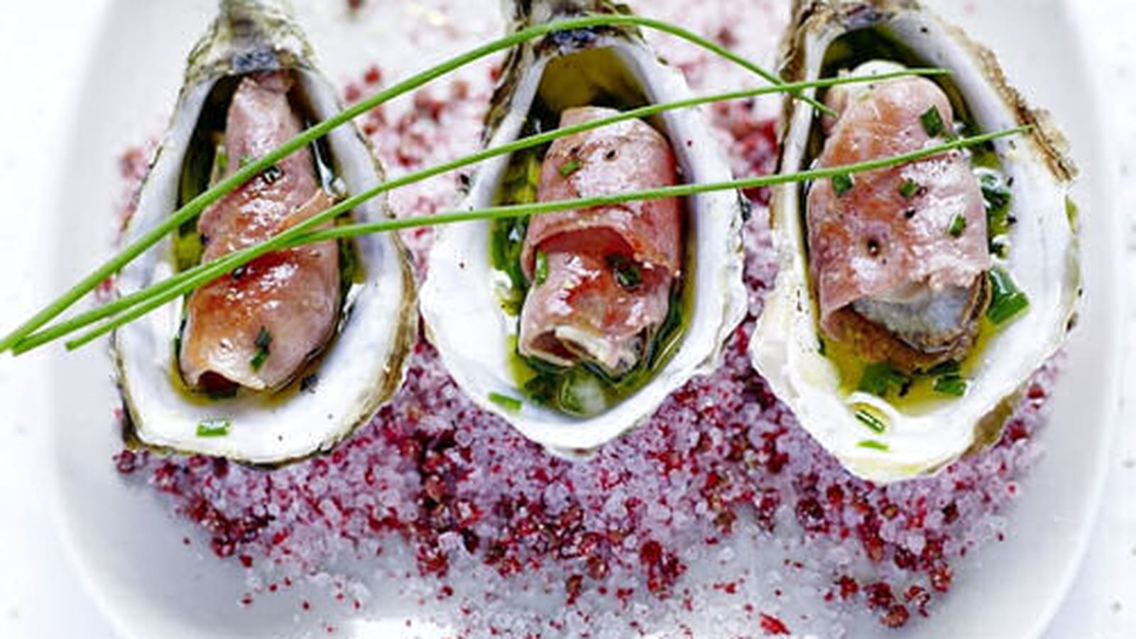 Huîtres snackées au Jambon de Bayonne, sauce vierge de ciboulette à l'huile de truffe