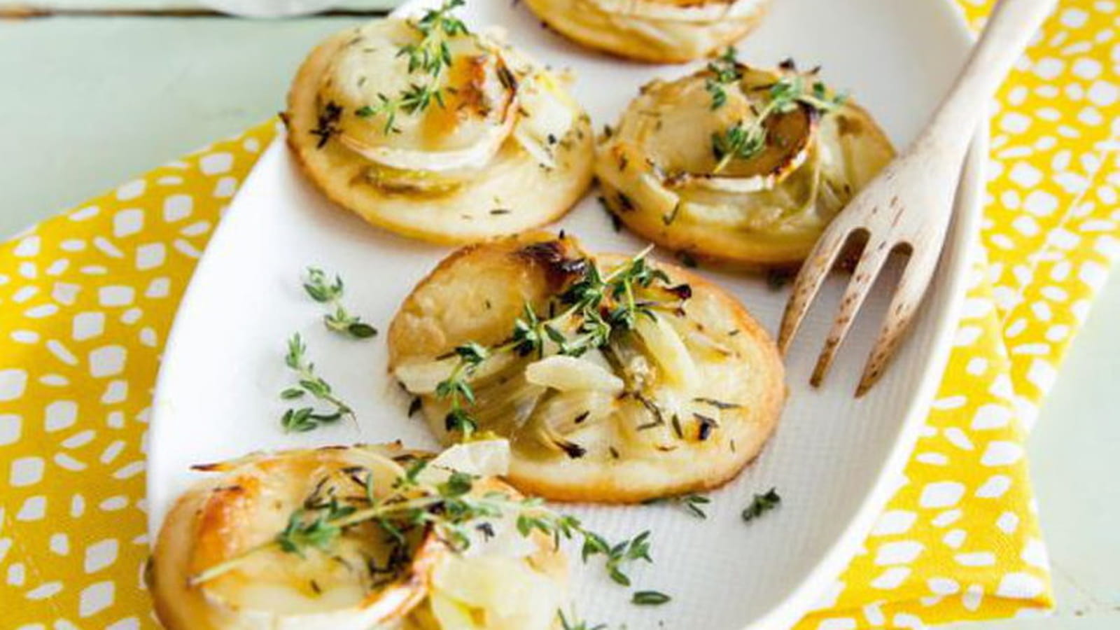 Mini pizza aux endives, chèvre, miel et thym