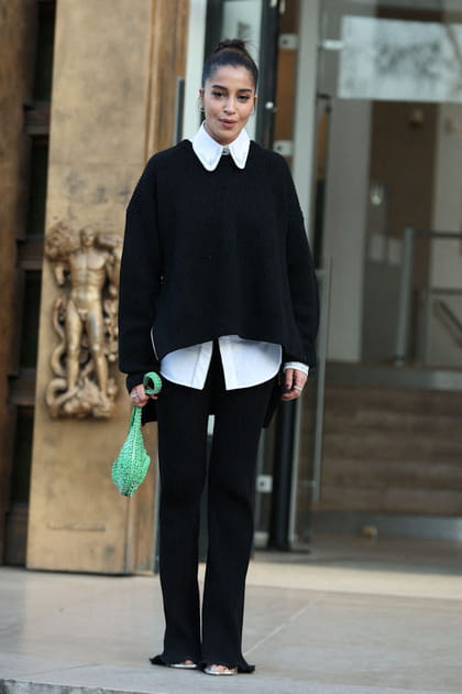 Le&iuml;la Bekhti​​​​​​​ en pull noir en maille et chemise blanche &agrave; col Claudine au d&eacute;fil&eacute; Paco Rabanne