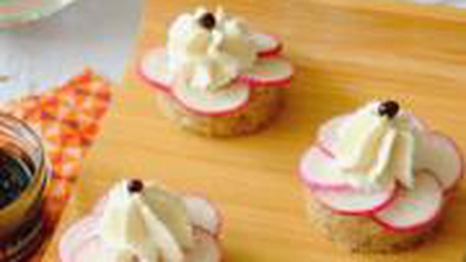 Mousse au chèvre, mascarpone et vinaigre de framboise, rosaces de radis et pain complet au miel