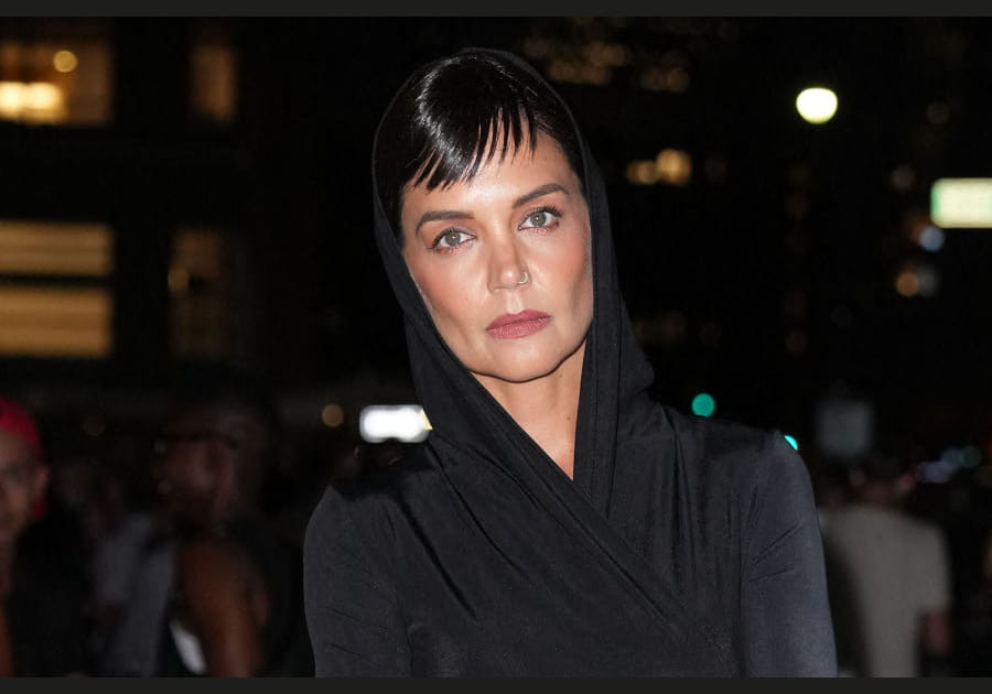 La frange plaqu&eacute;e de Katie Holmes