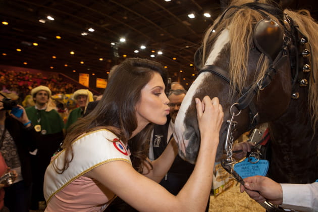 Miss France murmure à l'oreille des chevaux (et les embrasse)