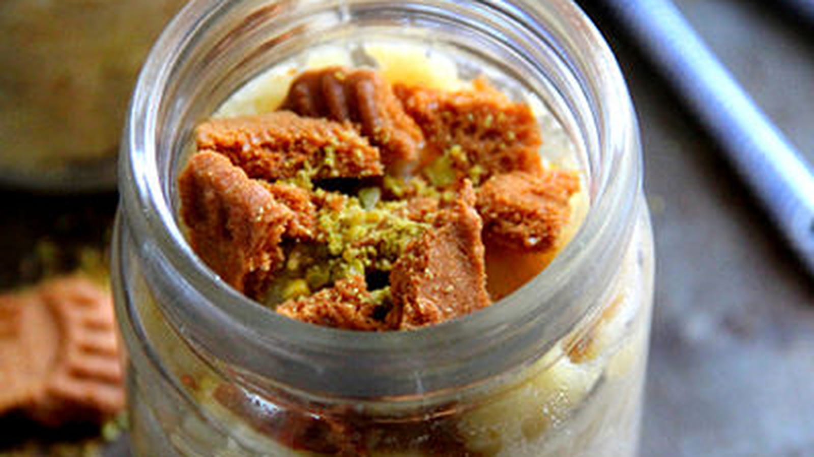 Marmelade de pommes, banane aux éclats de spéculoos et pistaches