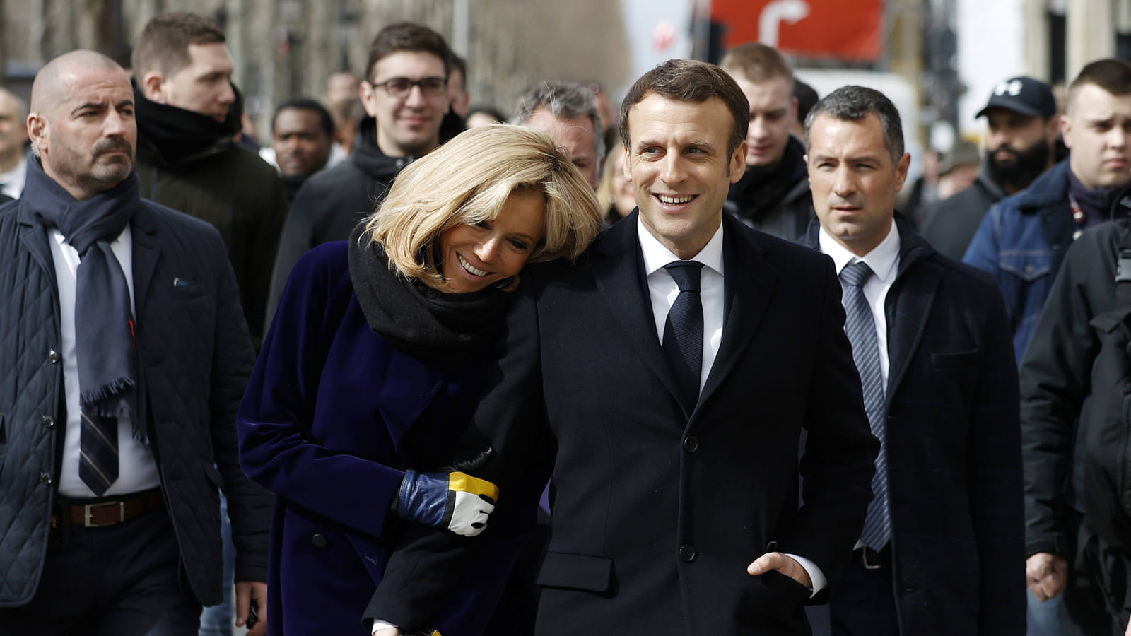 Brigitte et Emmanuel Macron sur les Champs-Élysées