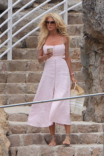 Victoria Silvstedt quitte l'Eden Roc h&ocirc;tel, le 22&nbsp;mai