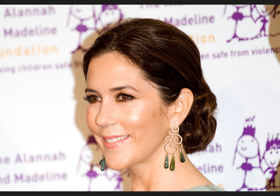 Mary de Danemark, &eacute;tincelante avec son regard dor&eacute;