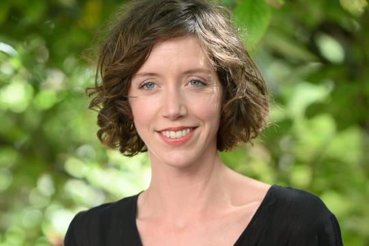 Sara Giraudeau porte les sandales les plus confortables de l'&eacute;t&eacute; et elles sont sign&eacute;es d'une marque fran&ccedil;aise qu'on adore