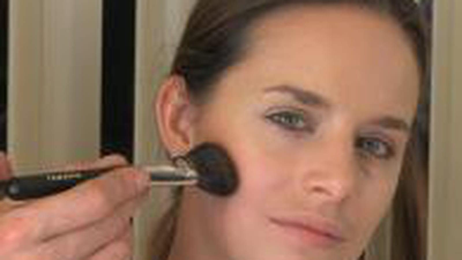 Du fard beige pour sculpter le visage