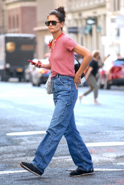 Katie Holmes en polo rayé rouge et jean bleu