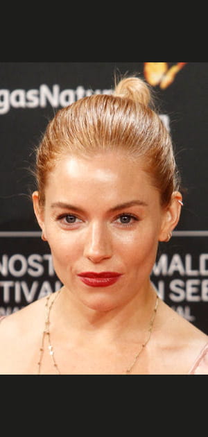 Le chignon ma&icirc;tris&eacute; de Sienna Miller