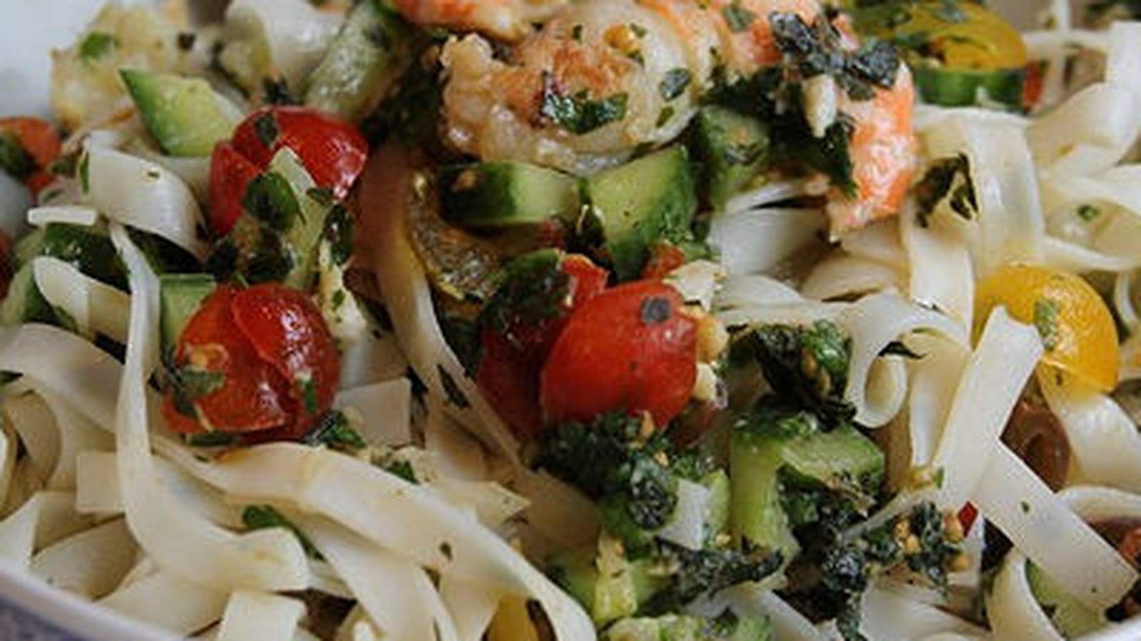 Salade de nouilles aux crevettes et herbes fraîches