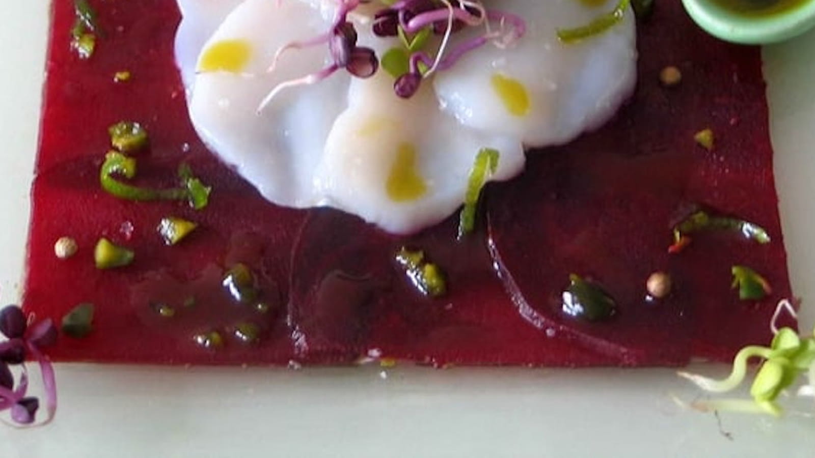 Carpaccio de betterave et Saint-Jacques à la pistache