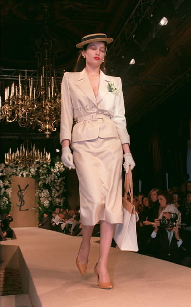 Laetitia Casta en tailleur et jupe beige Saint Laurent