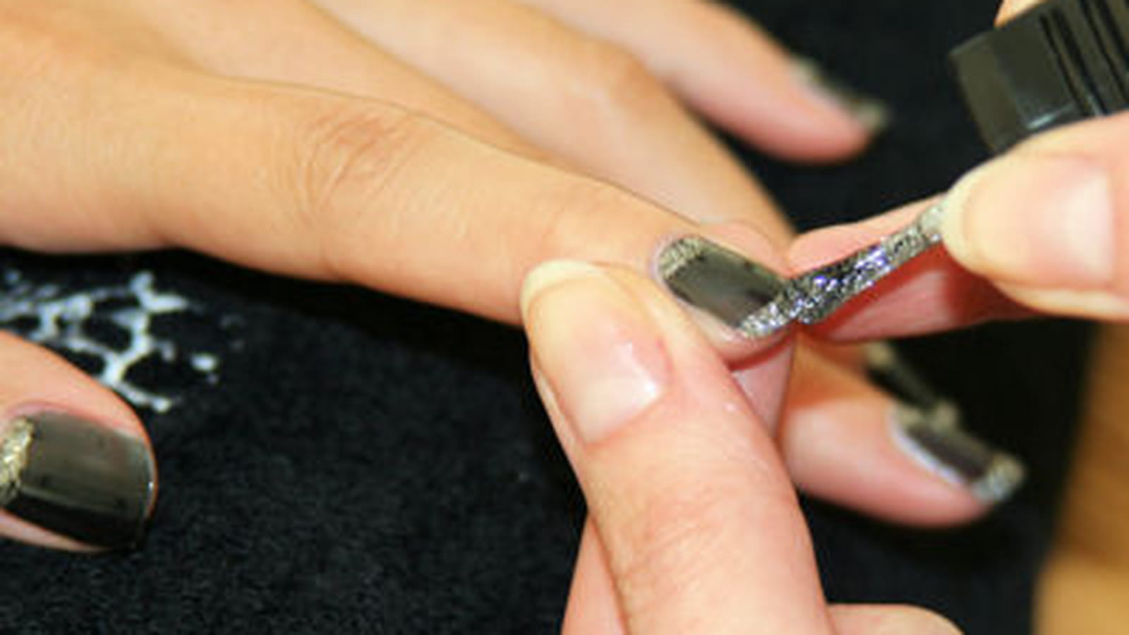 Dessiner le bord de l'ongle 
